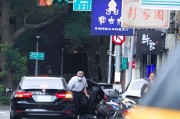 四平台当局这个单位的公车，给了狗了